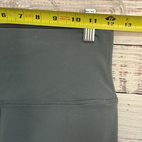 Alo Yoga Coast Capri Leggings Mesh Gray Women’s Small Cropped Athleticwear - Picture 11 of 13